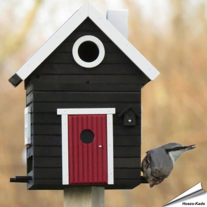 Multiholk Svart Hus van Wildlife Garden ✔️ Nestkast en voederhuis in 1 ✔️ Voor kleine tuinvogels ✔️ Geïnspireerd op Scandinavische architectuur ➤ Vogelhuisje.com