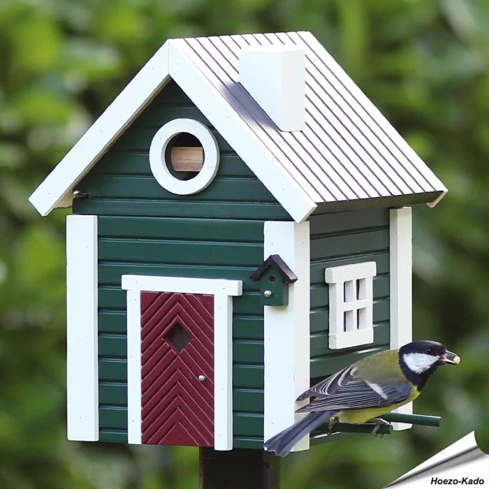 Multiholk Stugan (groen) van Wildlife Garden ✔️ Nestkast en voederhuis in 1 ✔️ Voor kleine tuinvogels ✔️ Geïnspireerd op Scandinavische architectuur ➤ Koop online op Vogelhuisje.com