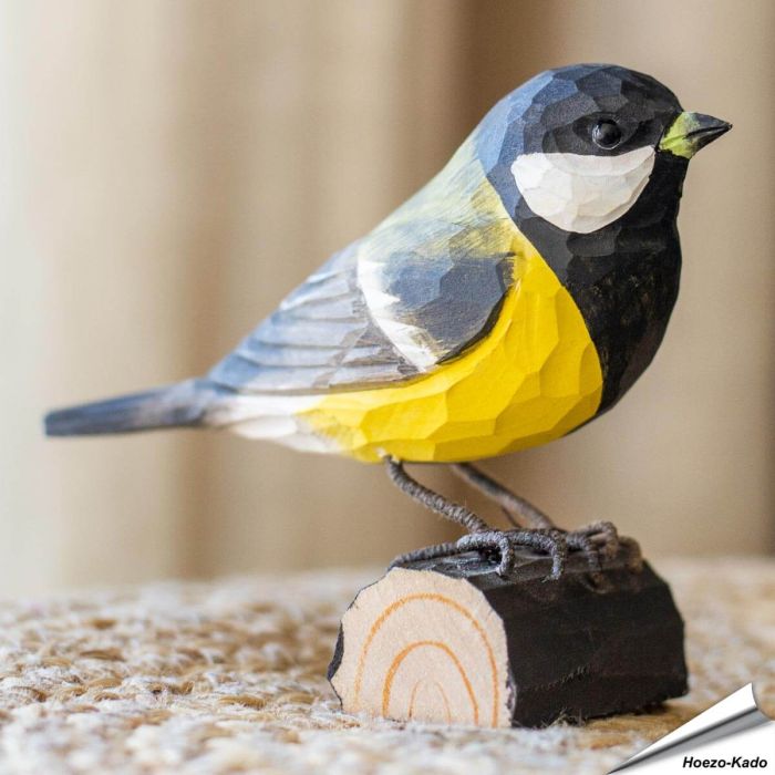 Houtgesneden vogel in de vorm van een Koolmees is een mooie decoratie waar het hele gezin dol op zal zijn ✔️ Levensecht vorm- en kleur gegeven model ➤ Koop nu online bij Vogelhuisje.com