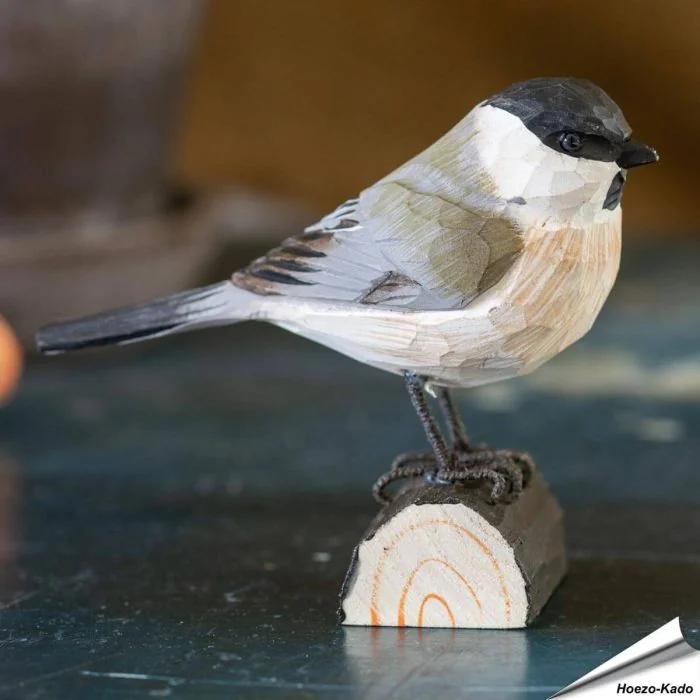 Houtgesneden vogel in de vorm van een Glanskop is een mooie decoratie waar het hele gezin dol op zal zijn ✔️ Levensecht vorm- en kleur gegeven model ➤ Koop nu online bij Vogelhuisje.com