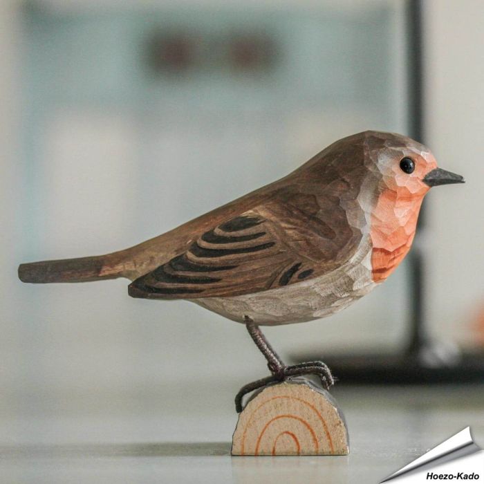 Houtgesneden vogel in de vorm van een Roodborst is een mooie decoratie waar het hele gezin dol op zal zijn ✔️ Levensecht vorm- en kleur gegeven model ➤ Bestel nu op Vogelhuisje.com