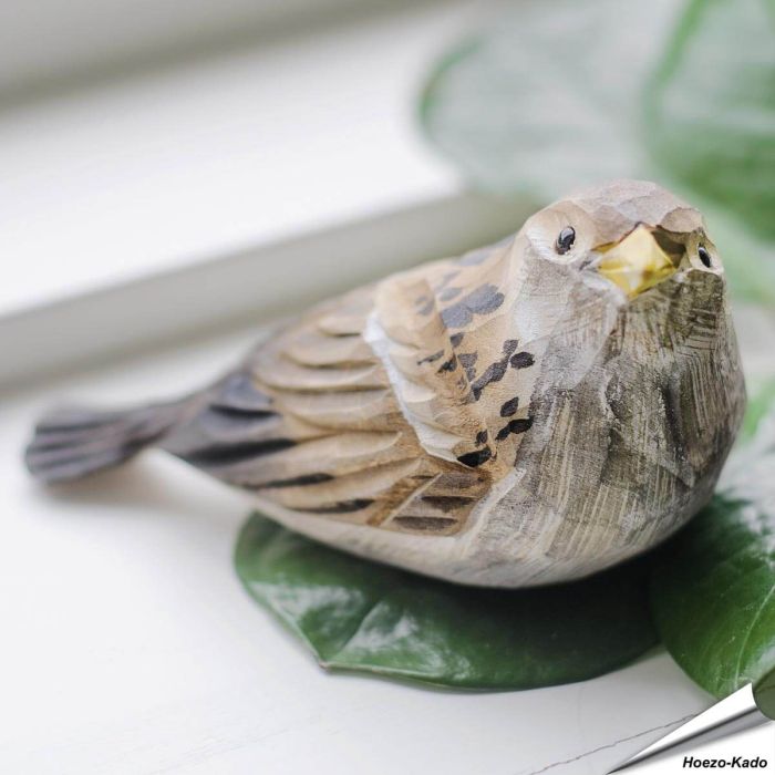 DecoBird - Jonge Huismus | Houtgesneden vogel | lindenhout