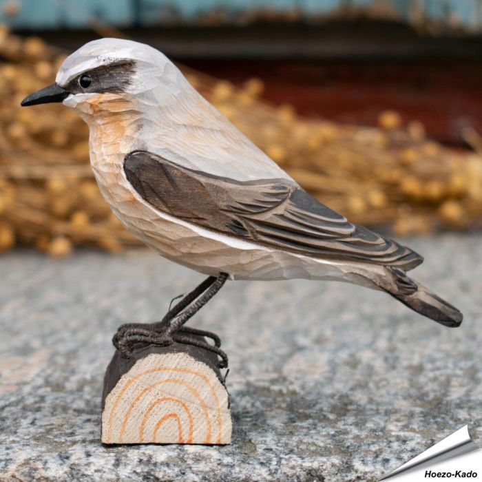 Houtgesneden vogel in de vorm van een Tapuit is een mooie decoratie waar het hele gezin dol op zal zijn ✔️ Levensecht vorm- en kleur gegeven model ➤ Koop nu online bij Vogelhuisje.com