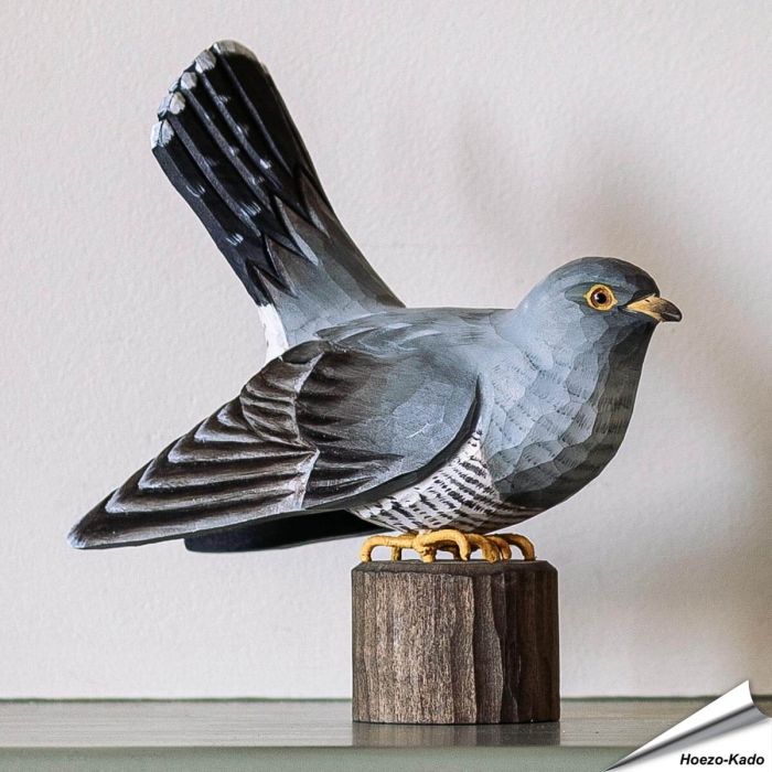 Houtgesneden vogel in de vorm van een Koekoek is een mooie decoratie waar het hele gezin dol op zal zijn ✔️ Levensecht vorm- en kleur gegeven model ➤ Koop nu online bij Vogelhuisje.com