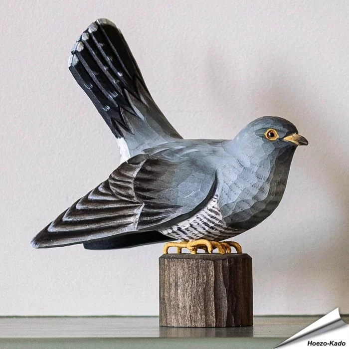 Houtgesneden vogel in de vorm van een Koekoek is een mooie decoratie waar het hele gezin dol op zal zijn ✔️ Levensecht vorm- en kleur gegeven model ➤ Koop nu online bij Vogelhuisje.com
