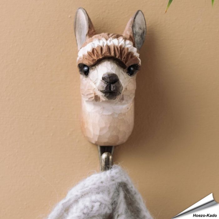 Kledinghaak - Alpaca ✔️ Gemaakt van hoogwaardig hout en met de hand beschilderd ✔️ Handgemaakt en milieuvriendelijk ✔️ Maximaal draagvermogen: 10 kg ➤ Bestel nu bij Vogelhuisje.com