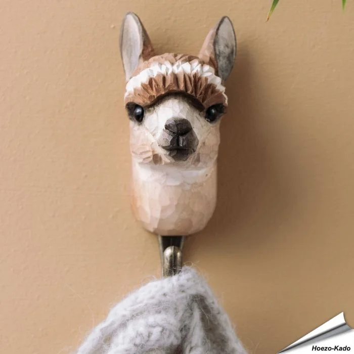 Kledinghaak - Alpaca ✔️ Gemaakt van hoogwaardig hout en met de hand beschilderd ✔️ Handgemaakt en milieuvriendelijk ✔️ Maximaal draagvermogen: 10 kg ➤ Bestel nu bij Vogelhuisje.com