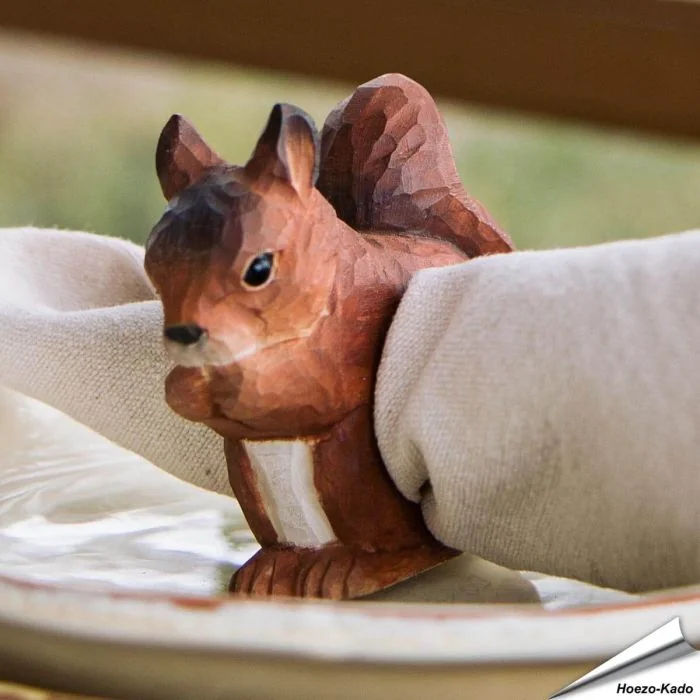 Houtgesneden servetring - Eekhoorn ✔️ Breng de natuur naar je tafel ✔️ Gemaakt van duurzaam hout ✔️ Beschilderd met milieuvriendelijke verf ✔️ Bestel nu op Vogelhuisje.com