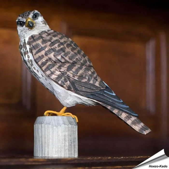 Houtgesneden vogel in de vorm van een Smelleken is een mooie decoratie waar het hele gezin dol op zal zijn ✔️ Levensecht vorm- en kleur gegeven model ➤ Koop nu online bij Vogelhuisje.com