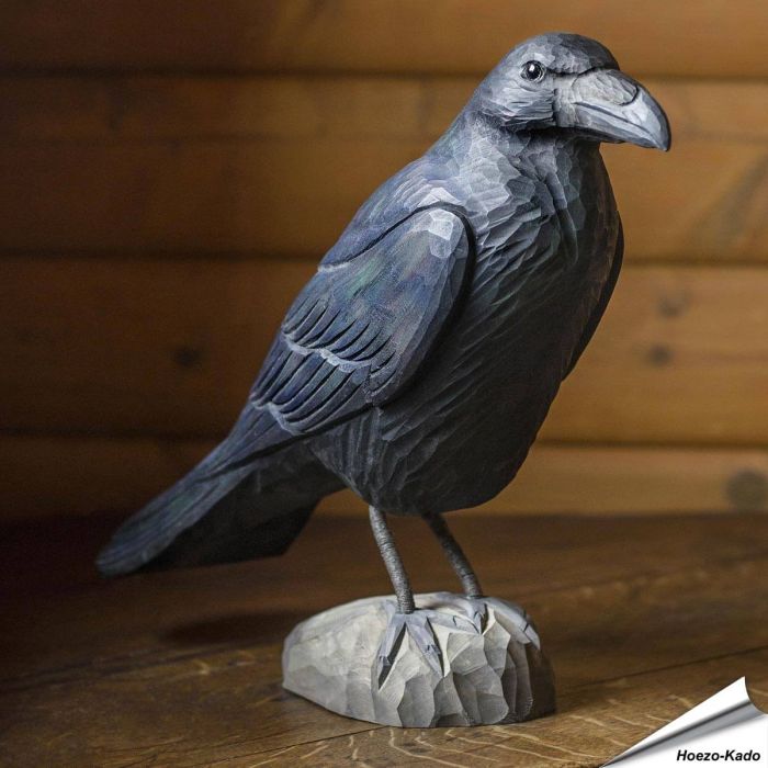 Houtgesneden vogel in de vorm van een Raaf is een mooie decoratie waar het hele gezin dol op zal zijn ✔️ Levensecht vorm- en kleur gegeven model ➤ Koop nu online bij Vogelhuisje.com