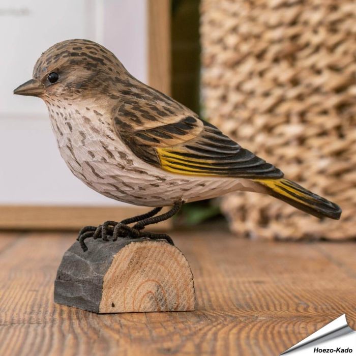Houtgesneden vogel in de vorm van een Dennensijs is een mooie decoratie waar het hele gezin dol op zal zijn ✔️ Levensecht vorm- en kleur gegeven model ➤ Koop nu online bij Vogelhuisje.com