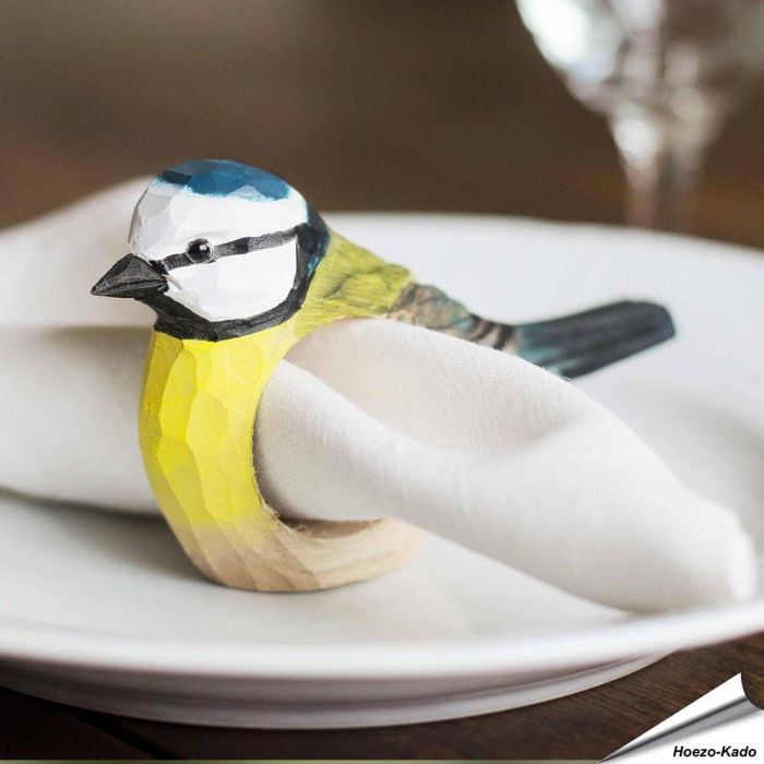 Houtgesneden servetring - Pimpelmees ✔️ Breng de natuur naar je tafel ✔️ Gemaakt van duurzaam hout ✔️ Beschilderd met milieuvriendelijke verf ✔️ Bestel nu op Vogelhuisje.com