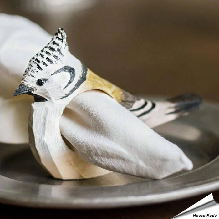 Handgemaakte Houten Servetring Kuifmees - Natuurdecoratie | Vogelhuisje.com